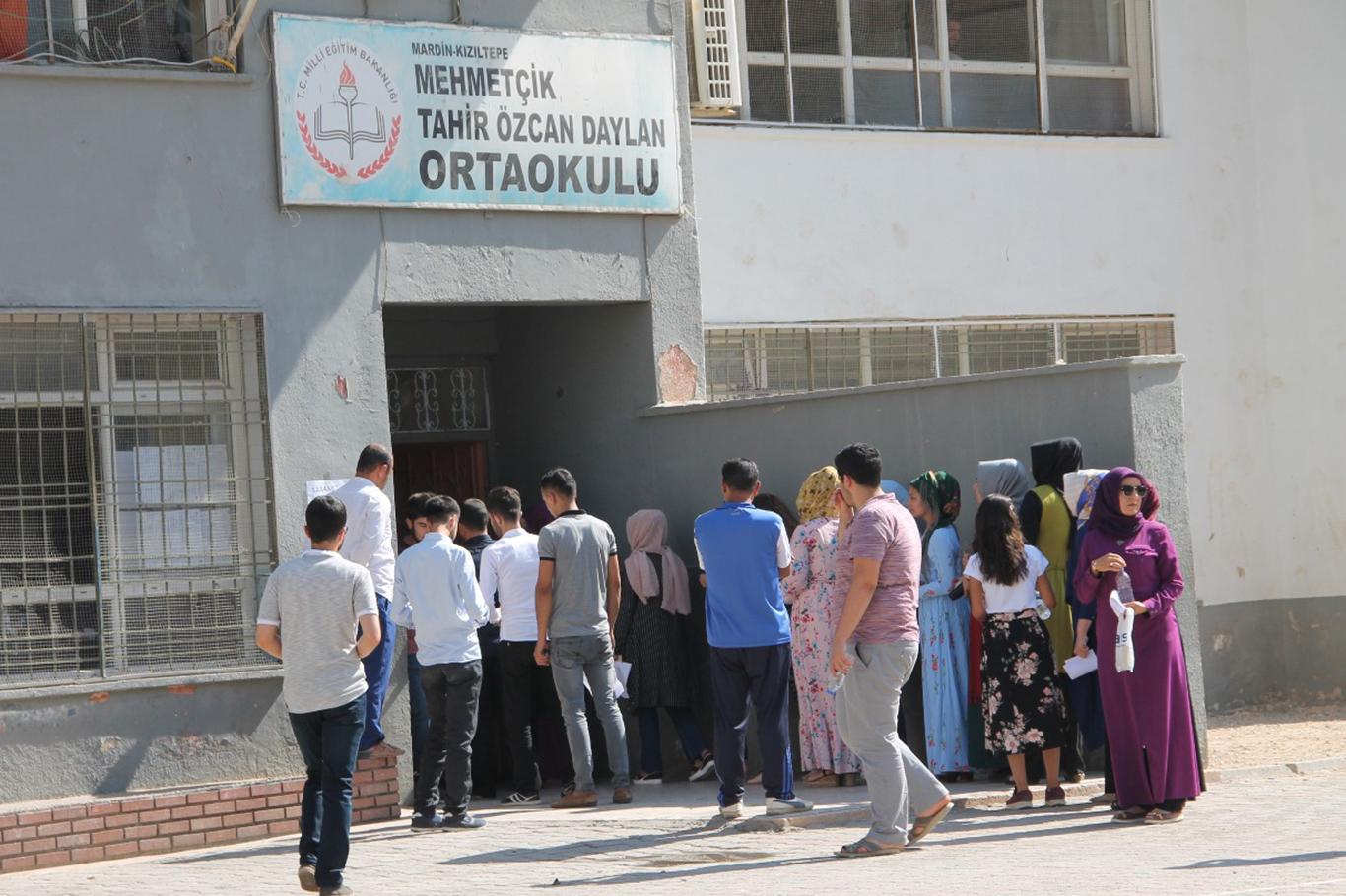 "Yarım kalan hayalimizi gerçekleştirmek için sınava giriyoruz" "Yarım kalan hayalimizi gerçekleştirmek için sınava giriyoruz"